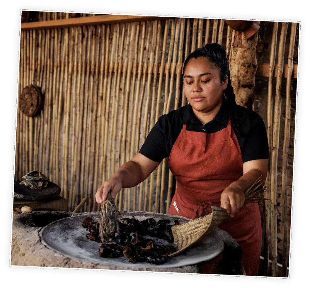 Thalía Barrios García cocinando en un restaurante tradicional