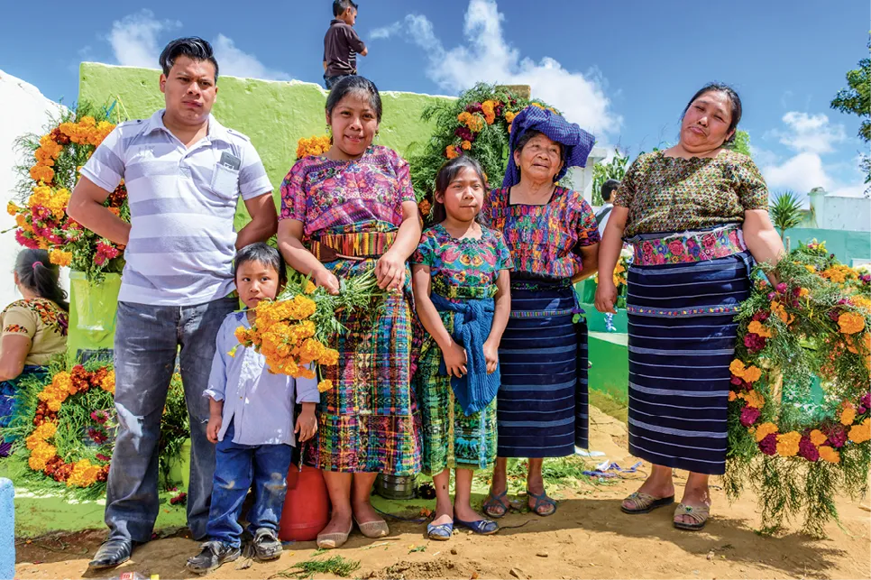 Una familia indígena vestida con ropa tradicional en Santiago Sacatepéquez, Guatemala.